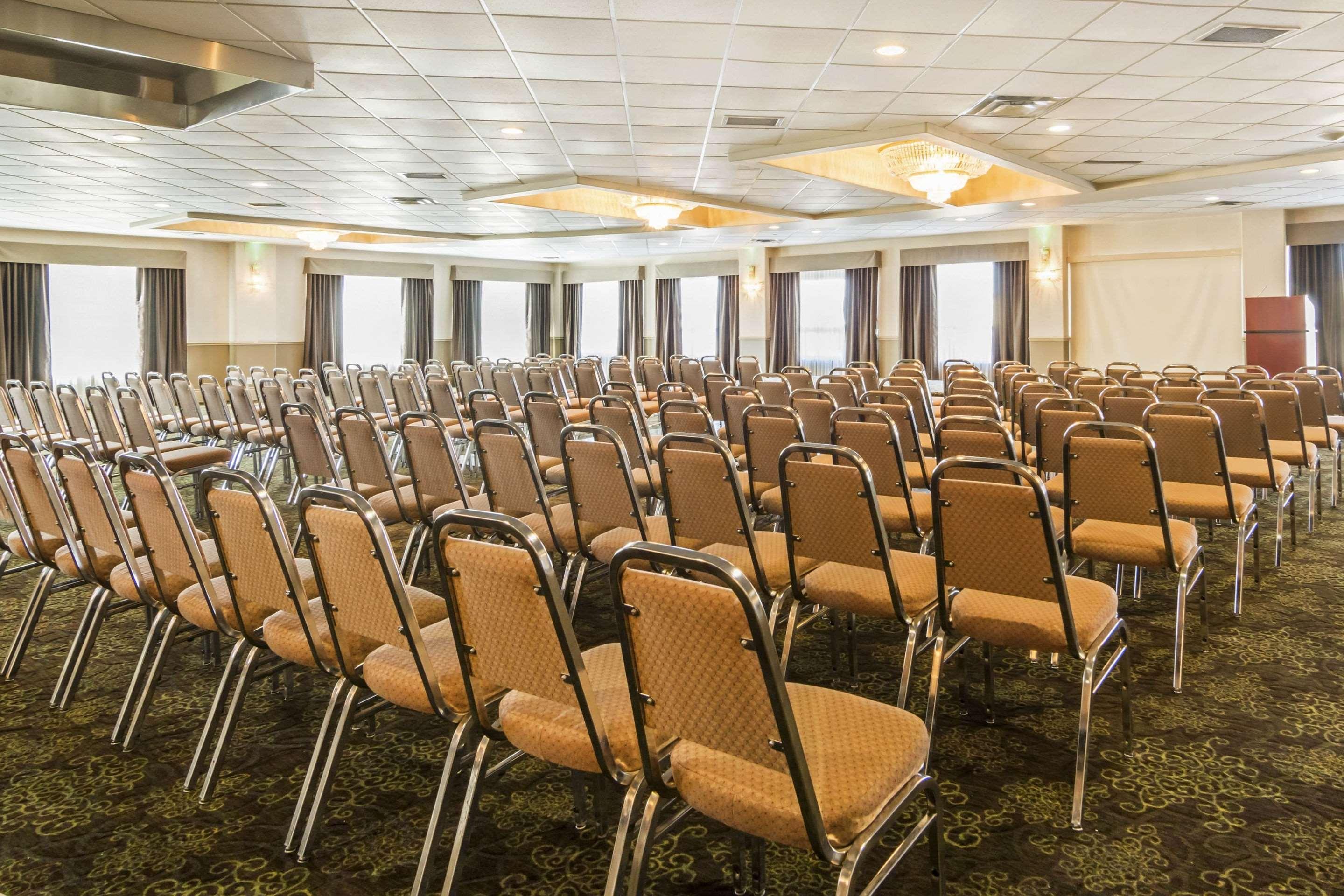 Clarion Hotel & Conference Centre Sherwood Park Esterno foto